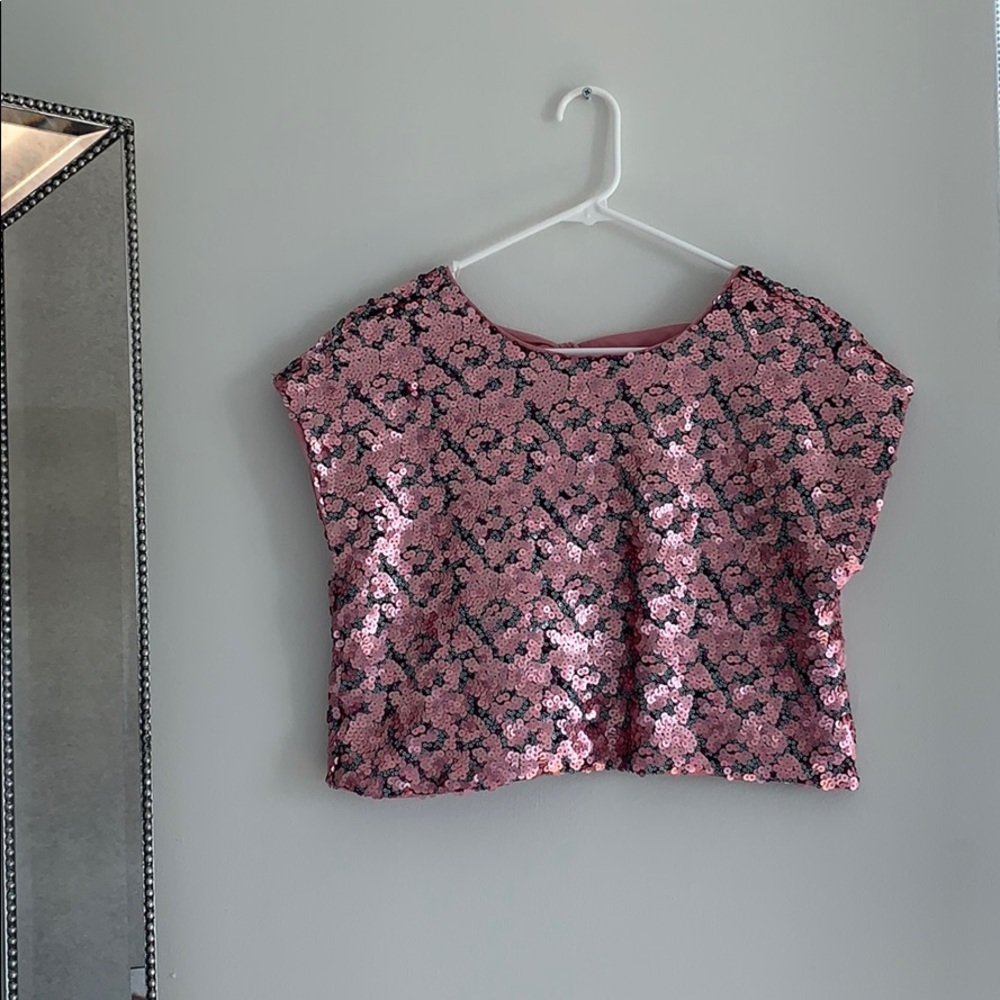 Crop sequined shirt with a beautiful open back ✨💓